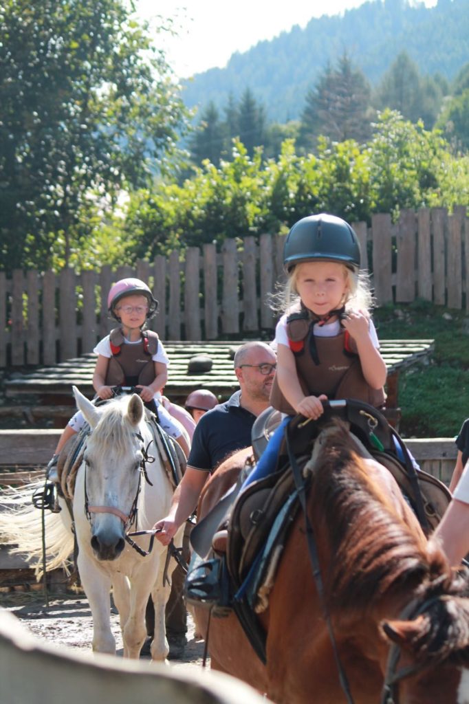 attivita-hotel-val-di-pejo-passeggiata-cavallo